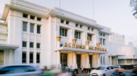 bekasi-ke-bandung-berapa-jam-simak-30010821 Mobil travel berwarna biru melaju dari Bekasi menuju Bandung dengan latar gunung dan jalan raya