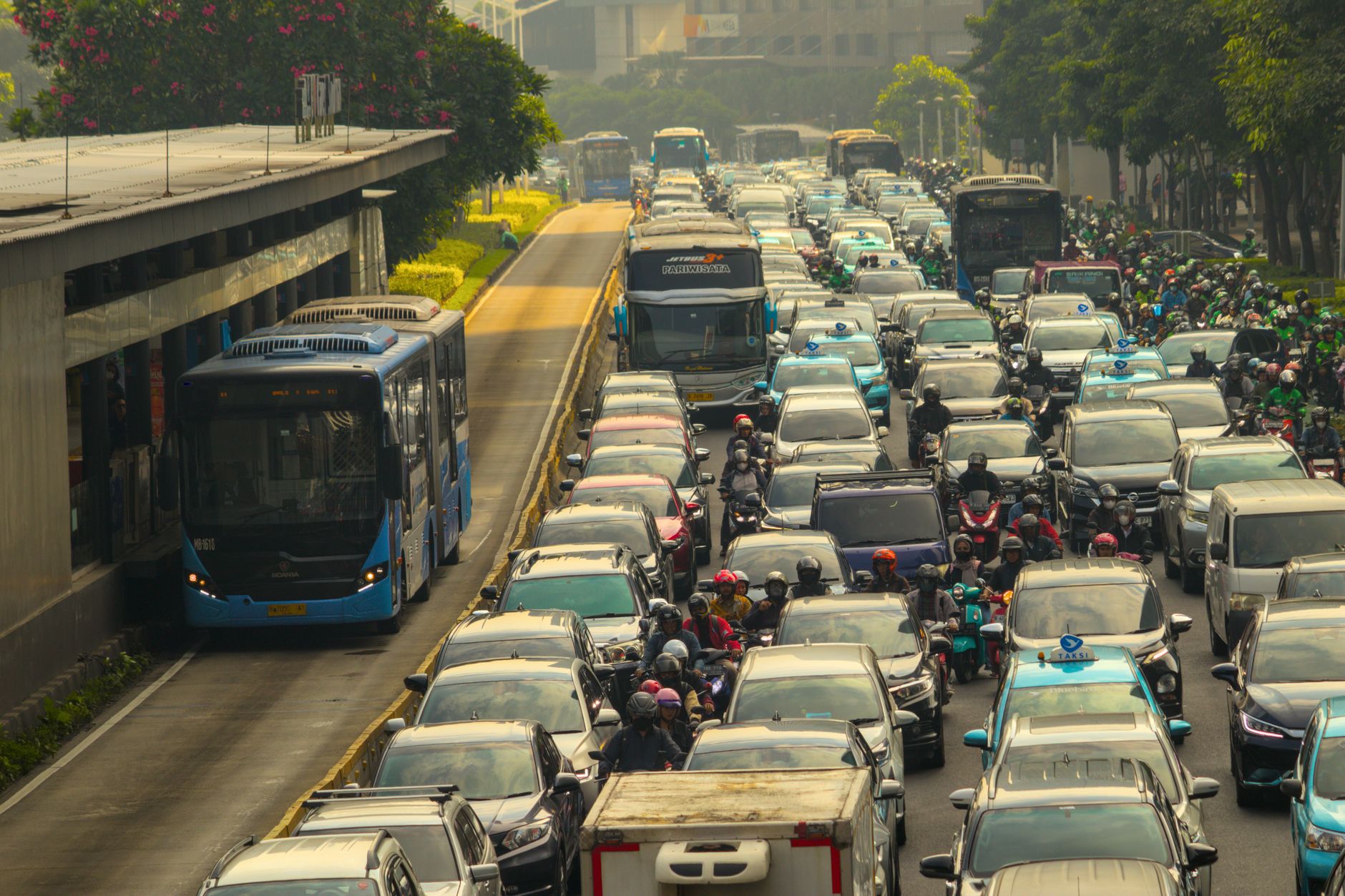 Bekasi ke Bogor berapa jam? Faktor dan Estimasi Waktu Perjalanan 1 Estimasi perjalanan Bekasi ke Bogor sekitar 1,5-2 jam tergantung kondisi lalu lintas.