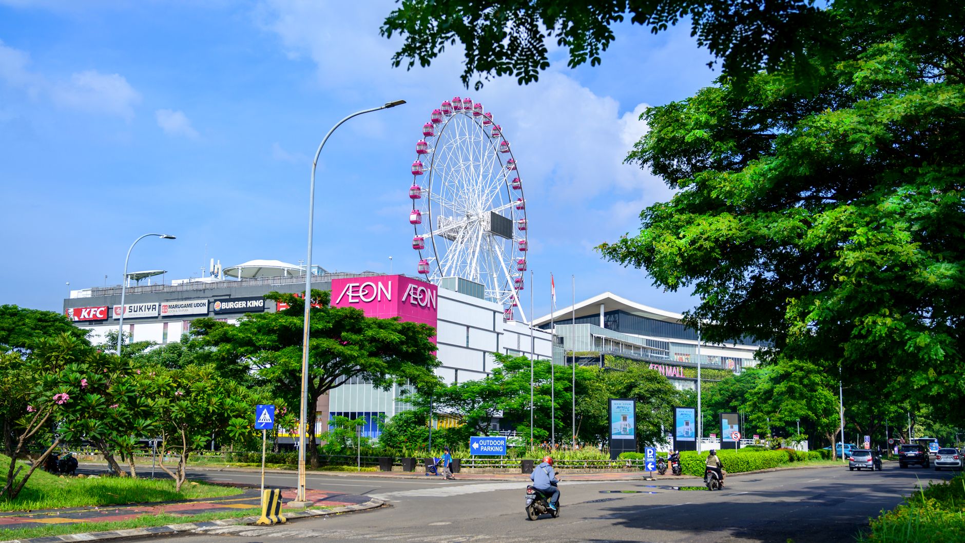 Summarecon Mall Bekasi: Dampak Ekonomi, Hiburan, dan Mobilitas Kota