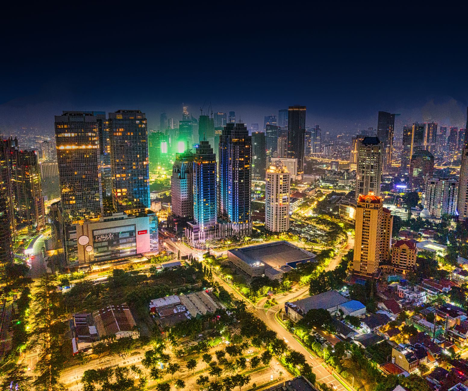 Mega Bekasi XXI: Analisis Dampak Proyek pada Mobilitas dan Properti 2 Gedung megah Mega Bekasi XXI dengan lampu neon di malam hari, menampilkan fasilitas hiburan modern.