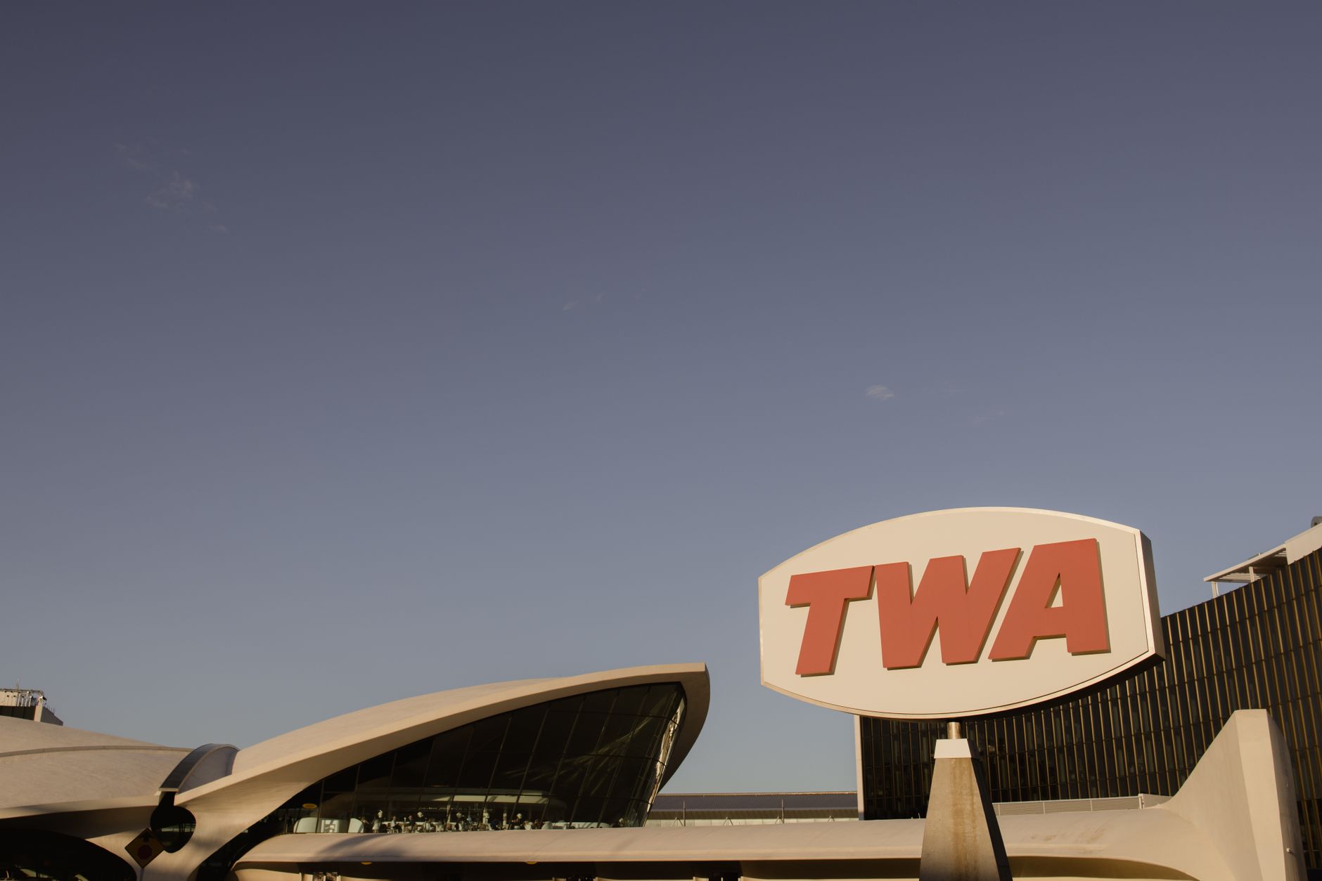 Trans Snow World Bekasi: Panduan Lengkap, Dampak, dan Prospek 1 Pengunjung bersenang-sara di Trans Snow World Bekasi, arena salju indoor dengan lintasan ski dan area bermain.