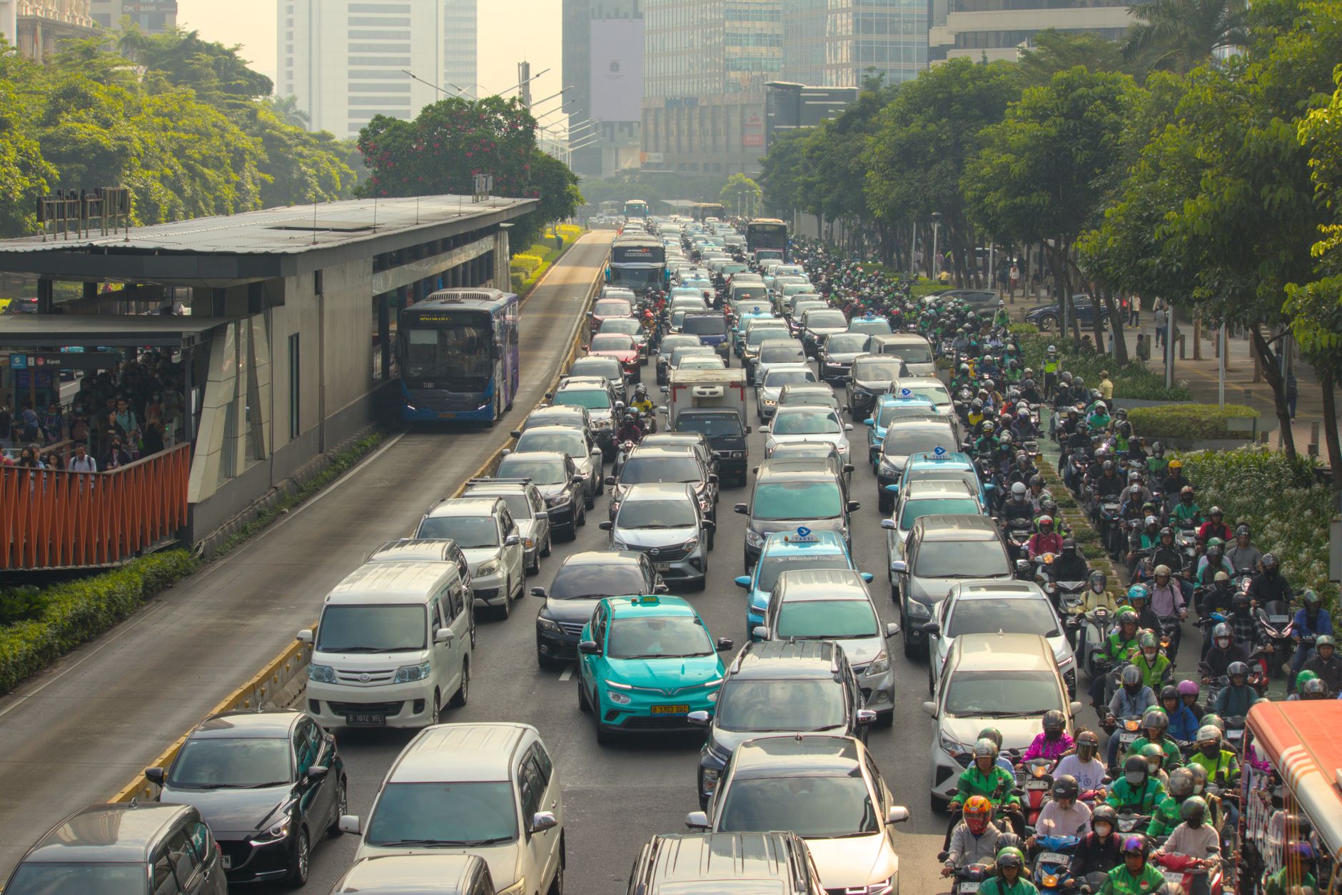 Bekasi ke Jogja Berapa Jam? Rute, Durasi, dan Tips Perjalanan 1 Perjalanan dari Bekasi ke Jogja memakan waktu sekitar 12 jam melalui jalur tol dan jalan utama.