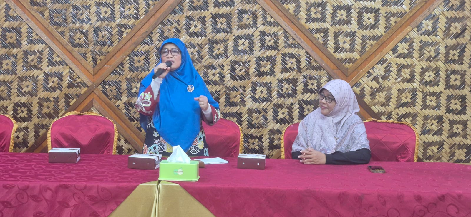 Anggota DPRD Jabar Lilis Nurlia Memberikan Pendidikan Demokrasi Remaja Kalibaru
