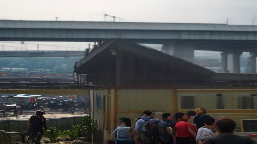 Stasiun Bekasi: Sejarah, Peran, dan Tantangan dalam Memperkuat Mobilitas Komuter di... 2 Stasiun Bekasi dengan peron modern, menampilkan penumpang dan kendaraan kereta di pagi hari.
